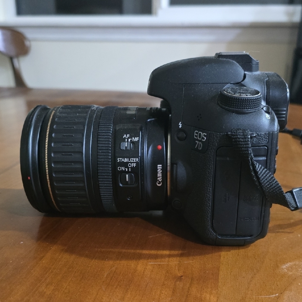 Canon EOS 7D camera body and Canon EF 28-135mm lens, with strap - Picture 4 of 9